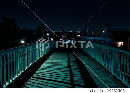 夜の歩道橋 夜の歩道橋 143823084