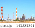 三重県四日市市、工場施設が林立するコンビナートの風景 三重県四日市市、工場施設が林立するコンビナートの風景 143823291