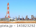 三重県四日市市、工場施設が林立するコンビナートの風景 三重県四日市市、工場施設が林立するコンビナートの風景 143823292