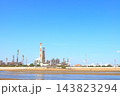 三重県四日市市、工場施設が林立するコンビナートの風景 三重県四日市市、工場施設が林立するコンビナートの風景 143823294