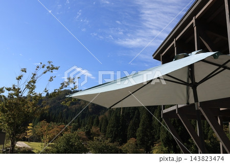 山並みとパラソルのある風景 山並みとパラソルのある風景 143823474