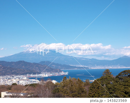港湾都市と海と山並みの向こうに見える富士山 143823569