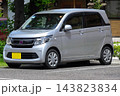 駐車場に停めた乗用車 143823834