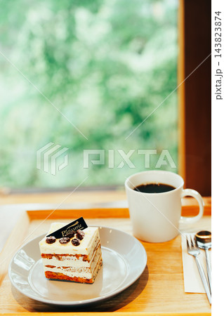 京都のカフェで食べるケーキとコーヒー 143823874