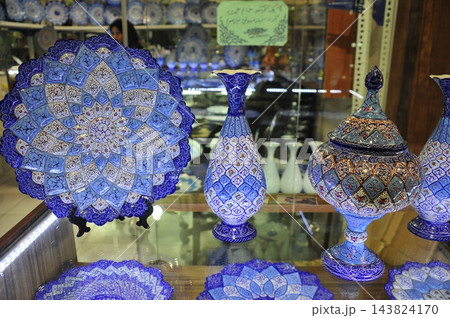 イラン、イスファハン、イマーム広場、ゲイザリエバザール、ミーナ・カーリー(銅にエナメルで彩色した物) イラン、イスファハン、イマーム広場、ゲイザリエバザール、ミーナ・カーリー(銅にエナメルで彩色した物) 143824170