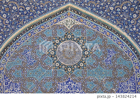 イラン、ヤズド、金曜日のモスク、ジャーメ・モスク、タイルで装飾されたエイヴァーン 143824214