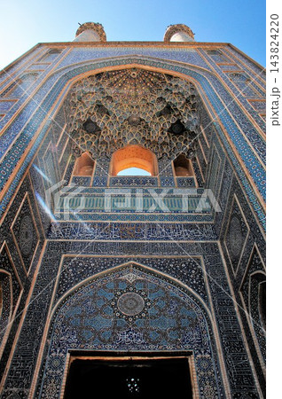 イラン、ヤズド、金曜日のモスク、ジャーメ・モスク、タイルで装飾されたエイヴァーン、鍾乳石飾り 143824220
