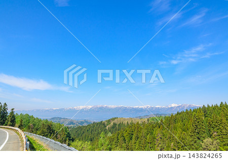 春 山形県白鷹より朝日連峰を望む 143824265