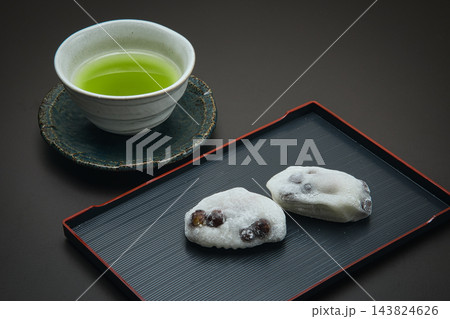 美味しい豆大福と日本茶で、お茶の時間のひと時を楽しむ 美味しい豆大福と日本茶で、お茶の時間のひと時を楽しむ 143824626