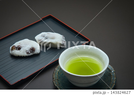 美味しい豆大福と日本茶で、お茶の時間のひと時を楽しむ 143824627