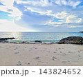 美しい砂浜と岩場の海と青空 143824652