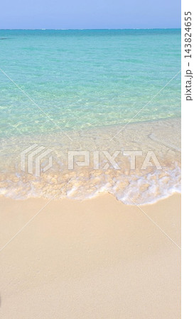 透き通る海と白砂の波打ち際デザイン背景素材 143824655