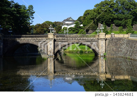 青空に映える皇居の正門石橋、二重橋とお濠 10月皇居69正門と二重橋 青空に映える皇居の正門石橋、二重橋とお濠 10月皇居69正門と二重橋 143824681