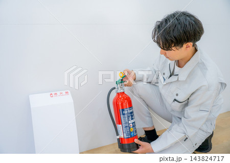 消防設備点検をする作業着の男性 消防設備点検をする作業着の男性 143824717