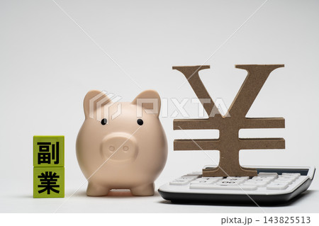 副業収入の管理と家計改善をイメージした静物写真 副業収入の管理と家計改善をイメージした静物写真 143825513