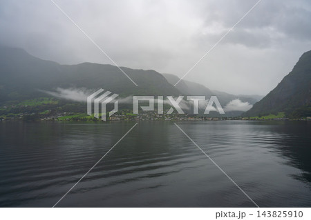 アウルランフィヨルドの風景、霧に包まれた山々と山麓の村, ノルウェー 143825910