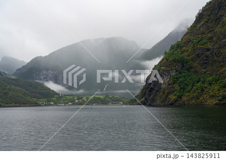 アウルランフィヨルドの風景、霧に包まれた山々と山麓の村, ノルウェー 143825911