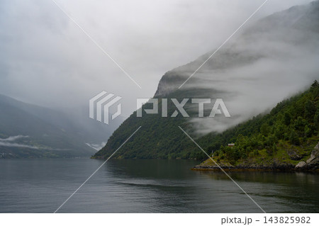 アウルランフィヨルドの風景、山肌にかかる雲, ノルウェー アウルランフィヨルドの風景、山肌にかかる雲, ノルウェー 143825982