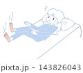 足が熱くて眠れない女性のイラスト 143826043