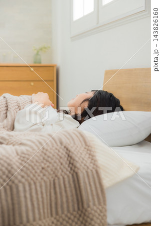 ベッドで眠る女性 ベッドで眠る女性 143826160