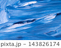 青い絵の具の横長の曲線と濃淡を生かした広告デザイン用背景. 143826174