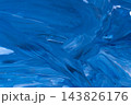 青と白の絵の具が描く波状の模様を生かしたポスター用背景. 143826176