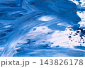青い絵の具の横方向のストロークを生かしたバナー広告向け背景. 143826178