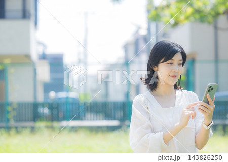 スマホを持って指差しをする女性 スマホを持って指差しをする女性 143826250