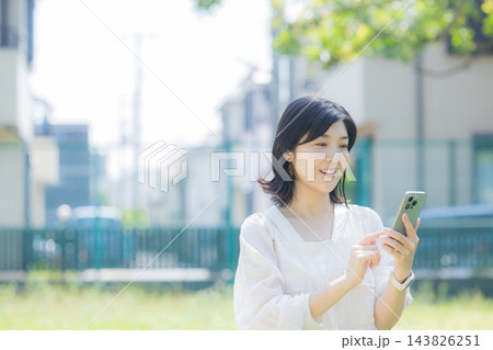 スマホを持って指差しをする女性 スマホを持って指差しをする女性 143826251