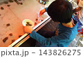 縁日の亀すくいを楽しむ子ども 143826275