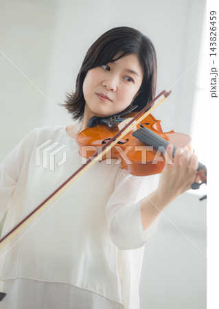 バイオリンを弾く女性 143826459