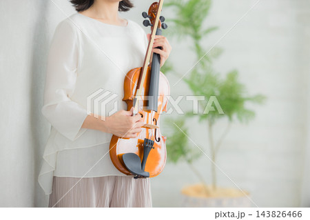 バイオリンを弾く女性 143826466