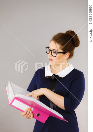 Focused business woman writing something down 143826990