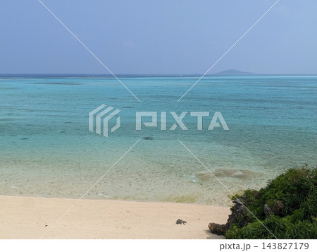 宮古島の青い海と白い砂浜 透明な浅瀬が広がる沖縄の自然風景 宮古島の青い海と白い砂浜 透明な浅瀬が広がる沖縄の自然風景 143827179
