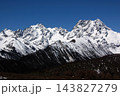 青空の下に連なる白馬雪山の雪に覆われた稜線 143827279
