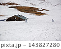 白馬雪山の雪原にたたずむ小さな山小屋 143827280