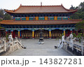 昆明の仏教寺院にある彩色された堂と石段 143827281
