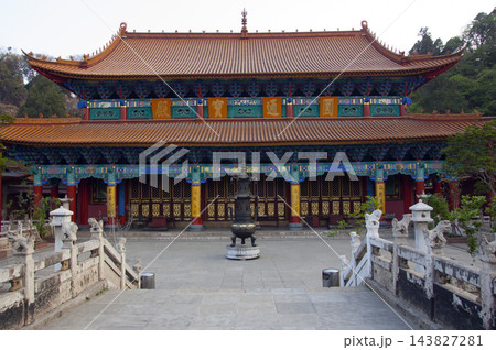 昆明の仏教寺院にある彩色された堂と石段 143827281