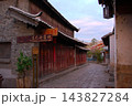 麗江古城の石畳の路地と木造の商店 143827284