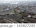麗江古城に広がる灰色の瓦屋根を俯瞰 143827285