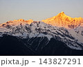 金色の陽光に染まる梅里雪山の雪峰 143827291