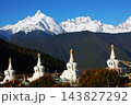 梅里雪山を背景に並ぶ白い仏塔と祈祷旗 143827292