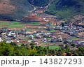 シャングリラの山あいに広がる畑と集落 143827293