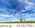 秋の青空と雲と草原 143827661
