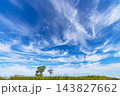 秋の青空と雲と草原 143827662