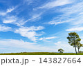 秋の青空と雲と草原 143827664