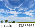 秋の青空と雲と草原 143827665