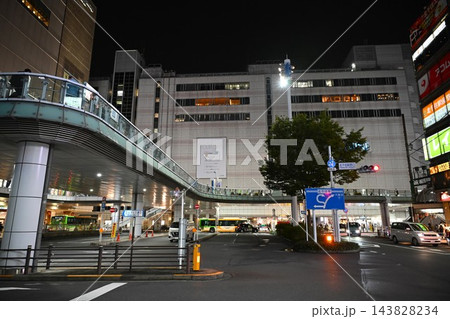 夜の北千住駅前 東京 夜の北千住駅前 東京 143828234