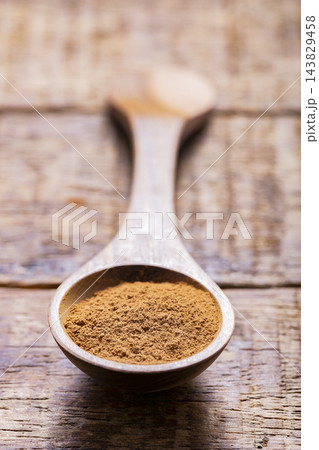 Splinters, powder and essence of cinnamon, on the old table Splinters, powder and essence of cinnamon, on the old table 143829458