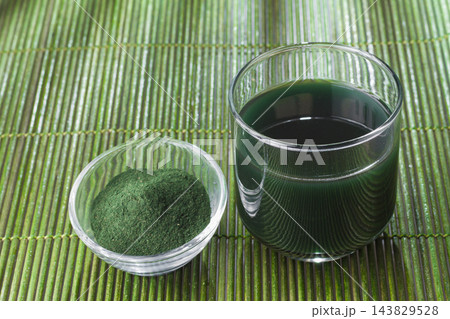 powder, tablets and infusion of spirulina 143829528